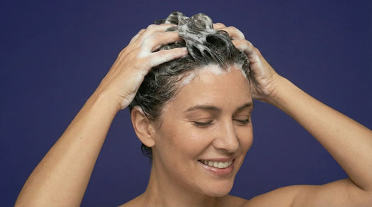 Femme qui s'applique du shampoing Novara pour savoir comment l'appliquer