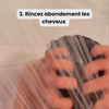 Femme qui se rince les cheveux après avoir utilisé le shampoing Novara